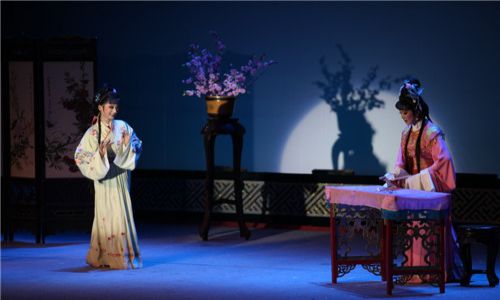 2014年高雅艺术进校园——再芬黄梅走进四川外国语大学专场演出在我校成功举办