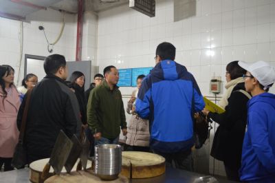 校学生会学生干部首次参观我校食堂后厨