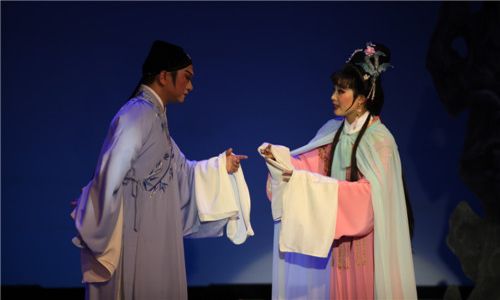 2014年高雅艺术进校园——再芬黄梅走进四川外国语大学专场演出在我校成功举办